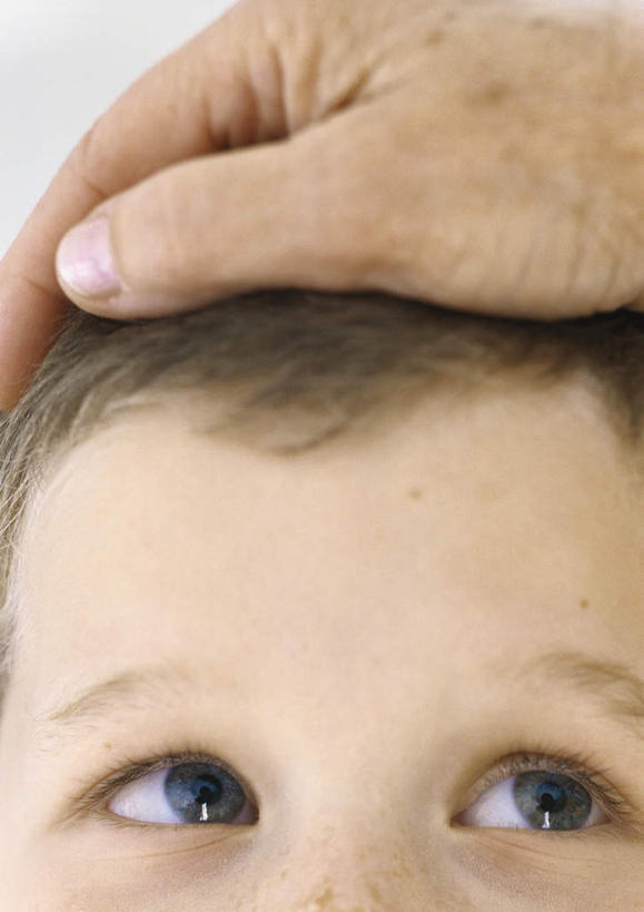 西方人,儿童,老年人,脸,头,眼睛,脸颊,眉毛,睫毛,手,头发,两个人,家庭,祖母,摸,竖图,室内,特写,白天,正面,纯洁,欧洲,欧洲人,瞳孔,抚摸,注视,小孩,黄色,观察,看,温暖,温馨,一家人,手部,可爱,童年,童趣,眼部,奶奶,观看,祖孙,和睦,察看,关注,童真,烂漫,无邪,外婆,外孙女,外祖母,天真,老年女性,女孩,女人,女性,白种人,孩子,头部,睫,脸部,脸蛋,眉,面部,眼,眼睫毛,眼眉,孙女,触摸,接触,半身,彩图,融洽,眼眉毛,女生