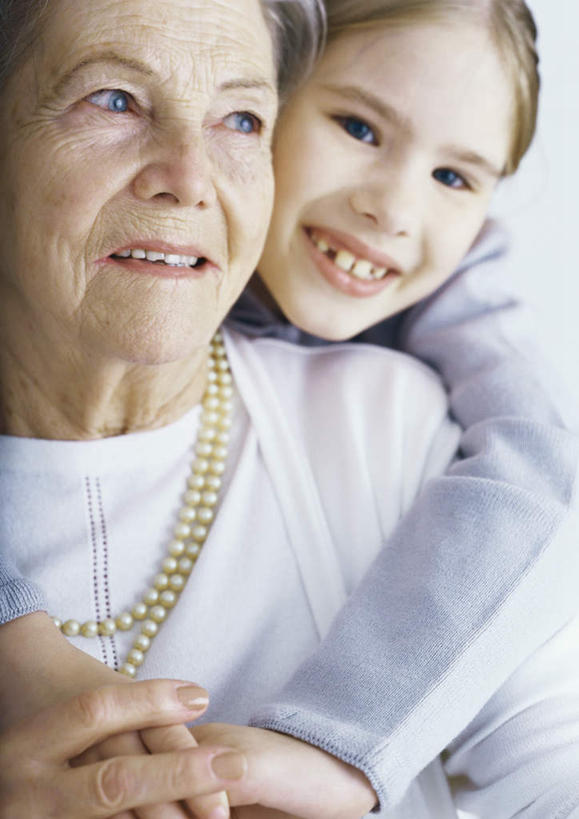 西方人,儿童,老年人,头发,两个人,家庭,祖母,坐,握手,抱,笑,摸,微笑,露齿笑,竖图,室内,特写,白天,正面,纯洁,项链,欧洲,欧洲人,一条,抚摸,阴影,服装,光线,影子,注视,休闲装,小孩,衣服,黄色,蓝色,阳光,观察,看,休闲,温暖,温馨,一家人,休闲服,可爱,童年,童趣,服饰,奶奶,抱着,观看,祖孙,和睦,察看,搂着,关注,童真,烂漫,无邪,外婆,外孙女,外祖母,天真,老年女性,女孩,女人,女性,白种人,孩子,孙女,触摸,接触,拉手,搂,搂抱,手拉手,手握手,相抱,拥抱,坐着,半身,彩图,融洽,女生