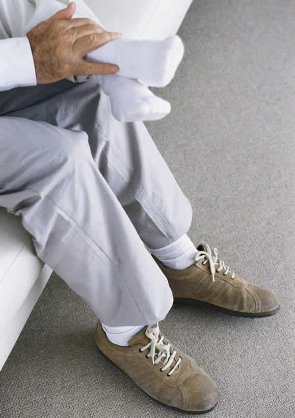 西方人,儿童,老年人,腿部,脚,脚趾,脚趾甲,腿,两个人,家庭,祖母,坐,抱,摸,竖图,俯视,室内,白天,纯洁,沙发,欧洲,欧洲人,抚摸,阴影,光线,瓷砖,地砖,影子,地面,小孩,阳光,温暖,温馨,一家人,可爱,童年,童趣,奶奶,抱着,祖孙,和睦,搂着,布艺沙发,童真,烂漫,无邪,外婆,外孙女,外祖母,天真,老年女性,女孩,女人,女性,白种人,孩子,脚指甲,孙女,触摸,接触,搂,坐着,半身,彩图,高角度拍摄,融洽,女生