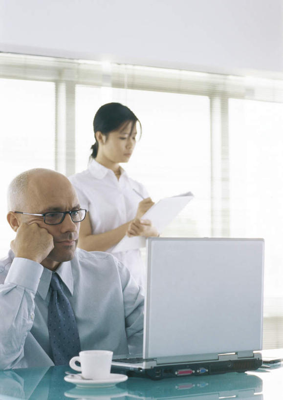 西方人,两个人,伙伴,朋友,商务人士,商务男性,商务女性,办公室,站,坐,摸,竖图,室内,白天,正面,衬衫,友谊,电脑,笔记本电脑,窗户,桌子,杯子,欧洲,欧洲人,撑,抚摸,敲打,握,写,阴影,套装,光线,网络,材料,瓷器,档案,文件,眼镜,影子,办公桌,咖啡杯,陶瓷制品,拿,拿着,注视,输入,通讯设备,玻璃窗,阳光,资料,打字,观察,记录,看,站着,握着,观看,点击,敲击,察看,无线,撑着,关注,文档,瓷杯,通信设备,商务装,无线网络,近视眼镜,无线上网,便携式电脑,工薪阶层,友情,按键,手提电脑,男人,男性,年轻男性,年轻女性,女人,女性,白种人,白领,上班族,触摸,接触,站立,坐着,半身,彩图,衬衣