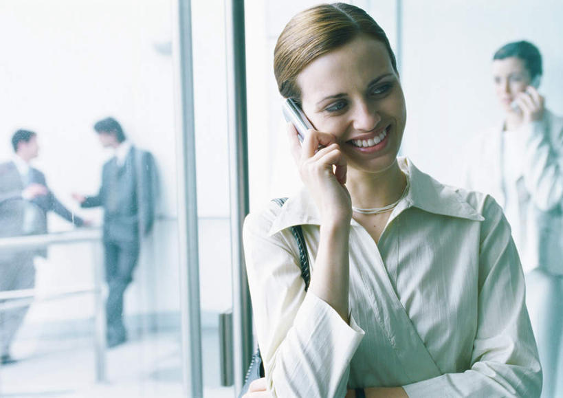 西方人,头发,四个人,伙伴,同事,朋友,商务人士,商务男性,商务女性,栏杆,站,举,笑,打电话,微笑,露齿笑,横图,室内,白天,正面,衬衫,友谊,成功,合作,团队,集体,信心,窗户,落地窗,电话,手机,欧洲,欧洲人,握,阴影,套装,光线,瓷砖,地砖,影子,墙,围栏,地面,拿,拿着,注视,通讯设备,队伍,护栏,玻璃窗,相视,墙壁,墙面,黄色,阳光,观察,看,靠,靠着,托,倚靠,站着,面对面,握着,观看,对视,察看,领导,双手抱胸,倚着,成就,关注,相对,商务装,合伙,领袖,工薪阶层,相看,交流,友情,男人,男性,年轻男性,年轻女性,女人,女性,白种人,白领,上班族,沟通,举起,举手,举着,通话,向上举,向上伸,向上托,站立,半身,彩图,衬衣