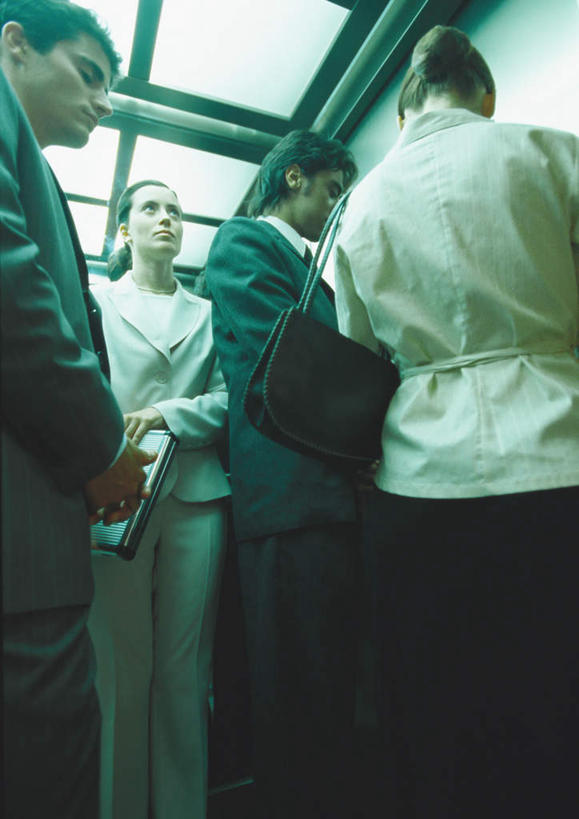 西方人,头发,四个人,伙伴,同事,朋友,商务人士,商务男性,商务女性,站,竖图,室内,白天,仰视,衬衫,友谊,成功,合作,团队,集体,信心,窗户,欧洲,欧洲人,握,阴影,套装,光线,材料,档案,文件,影子,墙,拿,拿着,注视,队伍,玻璃窗,墙壁,墙面,黄色,阳光,资料,低头,观察,看,站着,握着,观看,察看,领导,成就,关注,文档,商务装,合伙,领袖,工薪阶层,友情,男人,男性,年轻男性,年轻女性,女人,女性,白种人,白领,上班族,站立,半身,彩图,低角度拍摄,衬衣