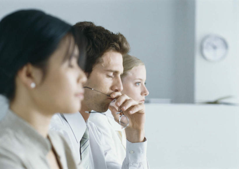 西方人,三个人,伙伴,同事,朋友,商务人士,商务男性,商务女性,办公室,坐,闭眼,摸,横图,室内,白天,侧面,衬衫,友谊,成功,合作,团队,集体,信心,欧洲,欧洲人,一排,抚摸,阴影,套装,朦胧,模糊,整齐,时间,光线,时钟,影子,墙,听,话务员,计时,注视,队伍,墙壁,墙面,排列,阳光,耳机,耳麦,话筒,挂钟,钟表,低头,观察,看,靠,靠着,倚靠,表,观看,察看,麦克风,领导,倚着,成就,队列,关注,商务装,合伙,领袖,工薪阶层,客服人员,电话销售,友情,男人,男性,年轻男性,年轻女性,女人,女性,白种人,白领,接线员,上班族,钟,闭眼睛,闭着眼,闭着眼睛,触摸,接触,坐着,半身,彩图,衬衣