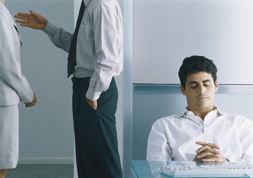 西方人,三个人,伙伴,同事,朋友,商务人士,商务男性,商务女性,办公室,站,坐,闭眼,摸,横图,室内,白天,正面,衬衫,友谊,成功,合作,团队,集体,信心,桌子,欧洲,欧洲人,抚摸,指,阴影,套装,光线,影子,办公桌,墙,方向,队伍,相视,墙壁,墙面,阳光,靠,靠着,手势,倚靠,站着,面对面,对视,领导,倚着,指向,成就,相对,商务装,合伙,领袖,工薪阶层,相看,单手抄兜,单手放兜,友情,男人,男性,年轻男性,年轻女性,女人,女性,白种人,白领,上班族,闭眼睛,闭着眼,闭着眼睛,插兜,触摸,接触,手插兜,手放口袋,站立,坐着,半身,彩图,衬衣,手抄兜