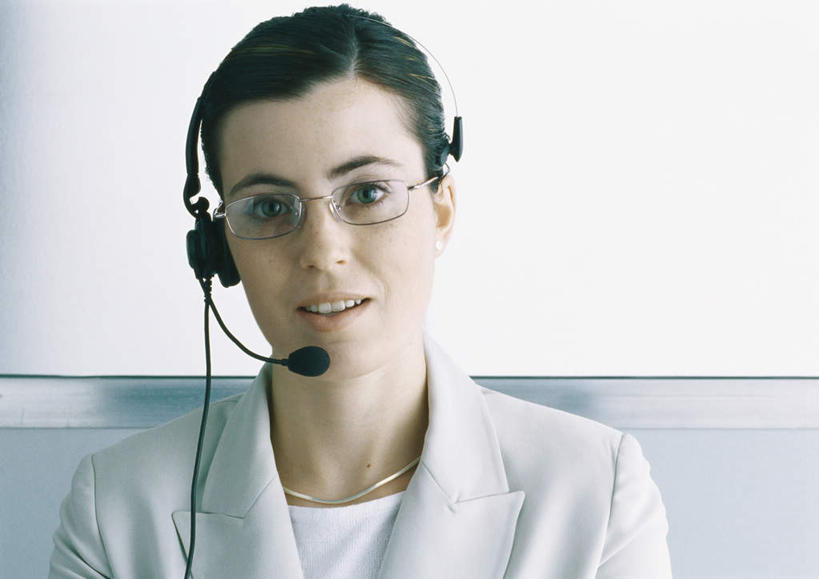 西方人,头发,一个人,商务人士,商务女性,坐,笑,说,微笑,露齿笑,横图,室内,白天,正面,讨论,沙发,欧洲,欧洲人,仅一个年轻女性,仅一个女性,仅一个人,一副,阴影,套装,光线,眼镜,影子,墙,听,话务员,注视,墙壁,墙面,阳光,耳机,耳麦,话筒,观察,看,靠,靠着,倚靠,观看,察看,麦克风,倚着,关注,商务装,近视眼镜,布艺沙发,工薪阶层,客服人员,电话销售,交流,年轻女性,女人,女性,白种人,白领,接线员,上班族,沟通,讲话,交谈,商讨,说话,谈话,坐着,半身,彩图