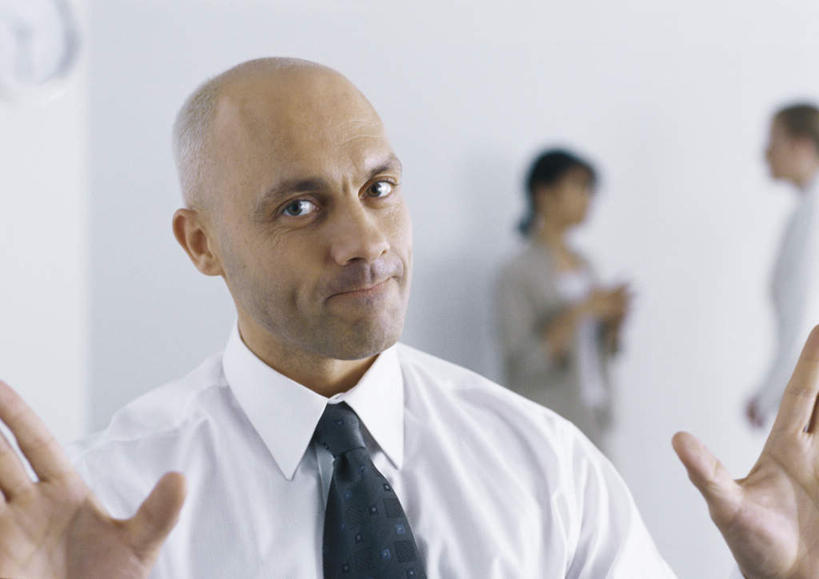 西方人,脸,头,脸颊,胡须,秃头,一个人,商务人士,商务男性,站,举,笑,微笑,横图,室内,白天,正面,衬衫,欧洲,欧洲人,仅一个男性,仅一个人,套装,时间,时钟,计时,注视,仅一个年轻男性,一个,挂钟,钟表,观察,看,托,站着,表,单个,观看,察看,关注,商务装,工薪阶层,男人,男性,年轻男性,白种人,头部,光头,胡子,络腮胡,无发,脸部,脸蛋,面部,白领,上班族,钟,举起,举手,举着,向上举,向上伸,向上托,站立,半身,彩图,衬衣,五指张开