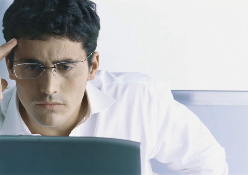 西方人,一个人,商务人士,商务男性,办公室,坐,笑,摸,微笑,露齿笑,横图,室内,特写,白天,正面,衬衫,电脑,笔记本电脑,椅子,欧洲,欧洲人,仅一个男性,仅一个人,一副,撑,抚摸,阴影,套装,光线,网络,眼镜,影子,墙,注视,通讯设备,墙壁,墙面,仅一个年轻男性,阳光,低头,观察,看,靠,靠着,倚靠,观看,察看,无线,撑着,倚着,关注,通信设备,商务装,无线网络,近视眼镜,无线上网,便携式电脑,工薪阶层,手提电脑,男人,男性,年轻男性,白种人,白领,上班族,触摸,接触,坐着,半身,彩图,衬衣