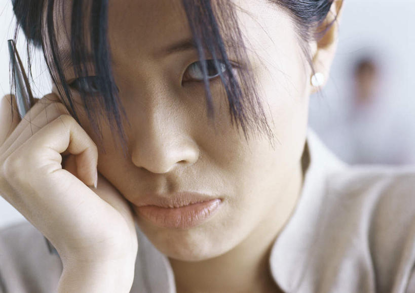 东方人,脸,头,脸颊,头发,一个人,商务人士,商务女性,摸,横图,室内,特写,白天,正面,亚洲,仅一个年轻女性,仅一个女性,仅一个人,撑,抚摸,套装,朦胧,模糊,笔,办公用品,托腮,注视,黄种人,文具,黑色,学习用品,观察,看,托,观看,文具用品,一支,察看,撑着,关注,托下巴,商务装,工薪阶层,年轻女性,女人,女性,亚洲人,头部,脸部,脸蛋,面部,白领,上班族,触摸,接触,半身,彩图