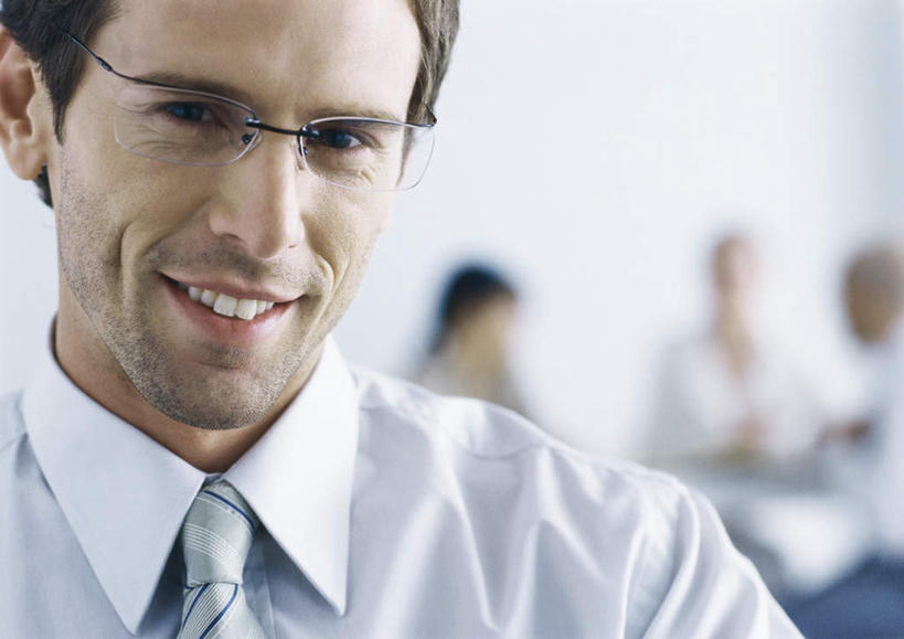 西方人,脸,头,脸颊,胡须,头发,一个人,商务人士,商务男性,站,笑,微笑,露齿笑,横图,室内,特写,白天,正面,衬衫,欧洲,欧洲人,仅一个男性,仅一个人,一副,阴影,套装,朦胧,模糊,光线,眼镜,影子,注视,仅一个年轻男性,黑色,阳光,观察,看,站着,观看,察看,关注,商务装,近视眼镜,工薪阶层,男人,男性,年轻男性,白种人,头部,胡子,络腮胡,脸部,脸蛋,面部,白领,上班族,站立,半身,彩图,衬衣