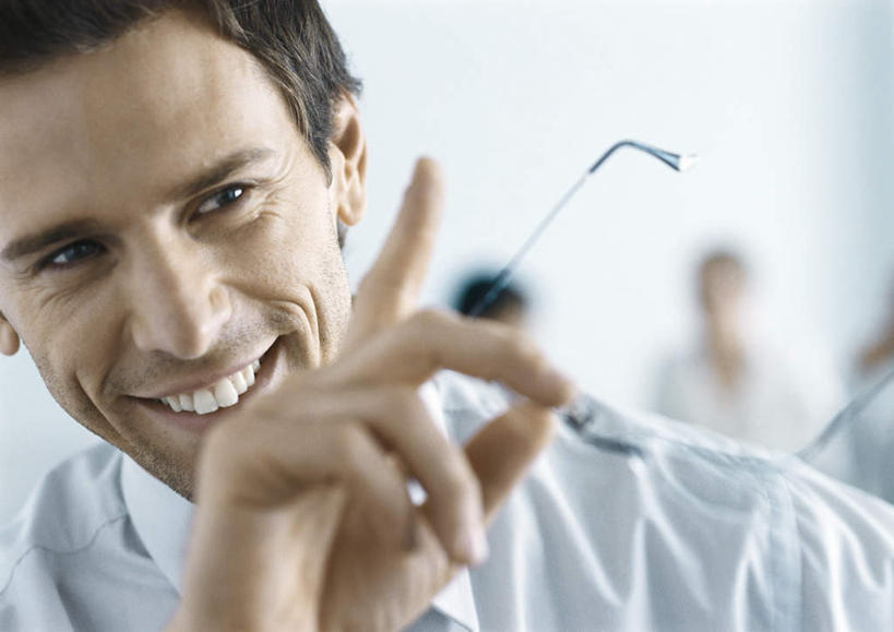 西方人,脸,头,脸颊,胡须,头发,一个人,商务人士,商务男性,站,举,笑,微笑,露齿笑,横图,室内,特写,白天,正面,衬衫,欧洲,欧洲人,仅一个男性,仅一个人,一副,握,指,阴影,套装,朦胧,模糊,光线,眼镜,影子,拿,拿着,注视,方向,仅一个年轻男性,黑色,阳光,观察,看,手势,托,站着,握着,观看,察看,指向,关注,商务装,近视眼镜,工薪阶层,男人,男性,年轻男性,白种人,头部,胡子,络腮胡,脸部,脸蛋,面部,白领,上班族,举起,举手,举着,向上举,向上伸,向上托,站立,半身,彩图,衬衣