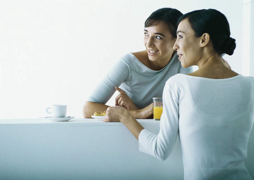 果汁,西方人,背部,头发,两个人,伙伴,朋友,商务人士,商务女性,客厅,坐,笑,摸,微笑,露齿笑,横图,室内,白天,正面,友谊,桌子,杯子,餐具,欧洲,欧洲人,撑,抚摸,阴影,服装,光线,瓷器,碟子,盘,影子,办公桌,咖啡杯,陶瓷制品,一杯,注视,休闲装,一个,衣服,黄色,蓝色,黑色,阳光,盘子,碟,观察,看,转头,休闲,休闲服,服饰,单个,观看,察看,起居室,撑着,关注,瓷杯,工薪阶层,友情,年轻女性,女人,女性,白种人,白领,上班族,触摸,接触,坐着,半身,彩图