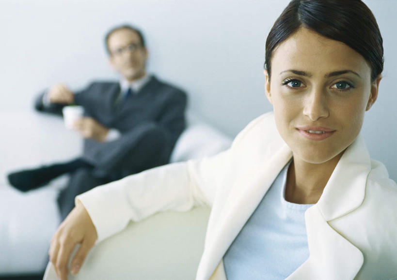 西方人,脸,头,脸颊,头发,两个人,伙伴,朋友,商务人士,商务男性,商务女性,办公室,坐,横图,室内,白天,正面,衬衫,友谊,沙发,杯子,欧洲,欧洲人,撑,握,套装,朦胧,模糊,瓷器,墙,咖啡杯,陶瓷制品,二郎腿,拿,拿着,注视,墙壁,墙面,一个,黑色,观察,看,靠,靠着,倚靠,握着,单个,观看,察看,撑着,倚着,关注,瓷杯,商务装,布艺沙发,工薪阶层,友情,男人,男性,年轻男性,年轻女性,女人,女性,白种人,头部,脸部,脸蛋,面部,白领,上班族,坐着,半身,彩图,衬衣