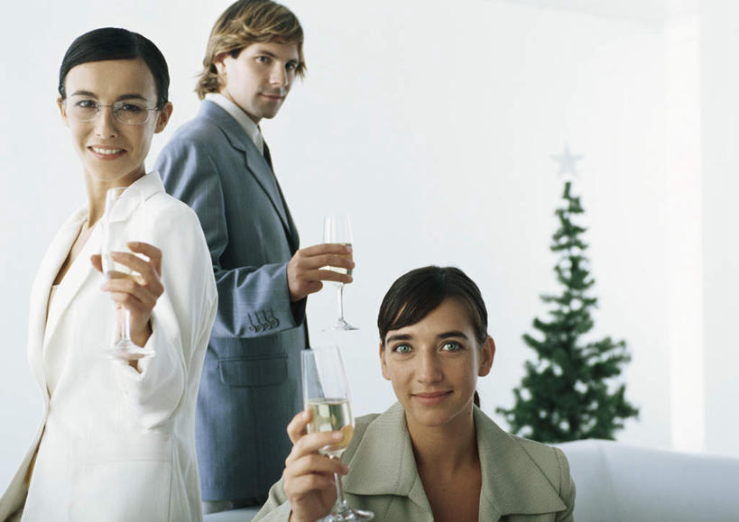 西方人,三个人,伙伴,同事,朋友,商务人士,商务男性,商务女性,客厅,站,坐,举,笑,微笑,露齿笑,横图,室内,白天,正面,衬衫,友谊,成功,合作,团队,集体,信心,植物,沙发,杯子,欧洲,圣诞节,欧洲人,一棵,握,阴影,套装,节日,庆祝,光线,高脚杯,影子,圣诞树,红酒杯,拿,拿着,注视,文化,队伍,玻璃制品,树,树木,三个,绿色,阳光,自然,酒杯,观察,看,靠,靠着,托,倚靠,站着,庆典,握着,生长,成长,观看,纪念,察看,起居室,领导,倚着,成就,关注,商务装,合伙,领袖,布艺沙发,工薪阶层,友情,男人,男性,年轻男性,年轻女性,女人,女性,白种人,白领,上班族,玻璃杯,举起,举手,举着,向上举,向上伸,向上托,站立,坐着,半身,彩图,衬衣