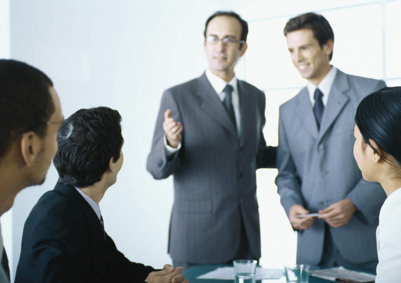 西方人,伙伴,同事,朋友,商务人士,商务男性,商务女性,办公室,站,坐,举,笑,摸,说,微笑,露齿笑,横图,室内,白天,正面,衬衫,讨论,友谊,成功,合作,团队,集体,信心,桌子,欧洲,欧洲人,五个人,抚摸,握,阴影,套装,开会,会议,光线,眼镜,影子,办公桌,墙,许多人,拿,拿着,注视,队伍,墙壁,墙面,衣服,阳光,观察,看,托,站着,转头,一群人,握着,观看,察看,领导,成就,关注,商务装,合伙,领袖,近视眼镜,工薪阶层,交流,友情,男人,男性,年轻男性,年轻女性,女人,女性,白种人,白领,上班族,触摸,沟通,讲话,交谈,接触,举起,举手,举着,商讨,说话,谈话,向上举,向上伸,向上托,站立,坐着,半身,彩图,衬衣