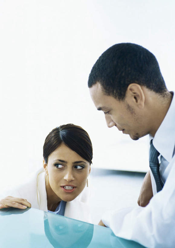 西方人,头发,两个人,伙伴,朋友,商务人士,商务男性,商务女性,办公室,坐,蹲,笑,摸,微笑,露齿笑,竖图,俯视,室内,白天,衬衫,友谊,桌子,欧洲,欧洲人,撑,抚摸,阴影,套装,光线,影子,办公桌,墙,注视,墙壁,墙面,黑色,阳光,低头,观察,看,观看,察看,撑着,关注,商务装,工薪阶层,友情,男人,男性,年轻男性,年轻女性,女人,女性,白种人,白领,上班族,触摸,蹲着,接触,坐着,半身,彩图,高角度拍摄,衬衣