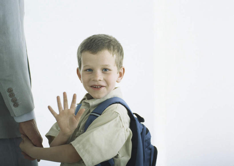 西方人,儿童,背,头发,两个人,家庭,父亲,儿子,站,握手,笑,微笑,露齿笑,横图,室内,白天,侧面,衬衫,纯洁,欧洲,欧洲人,阴影,服装,光线,包,书包,影子,墙,领带,注视,休闲装,墙壁,墙面,小孩,衣服,黄色,阳光,背包,背着,观察,看,站着,转头,休闲,温暖,温馨,父子,一家人,休闲服,父爱,可爱,童年,童趣,服饰,观看,和睦,察看,关注,童真,烂漫,无邪,天真,男孩,男人,男性,年轻男性,白种人,孩子,年轻人,拉手,手拉手,手握手,站立,半身,彩图,衬衣,五指张开,融洽,双肩包,男生