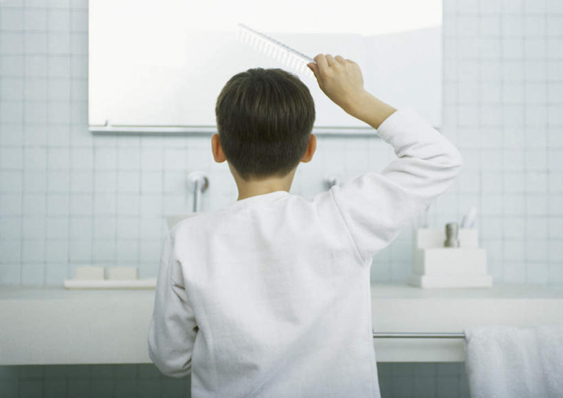 西方人,儿童,头发,一个人,站,举,摸,横图,室内,白天,纯洁,镜子,卫生间,洗手间,欧洲,欧洲人,仅一个男性,仅一个人,一排,许多,握,阴影,整齐,光线,方格,水龙头,牙刷,影子,墙,水池,拿,拿着,墙壁,墙面,排列,一个,小孩,背面,黄色,阳光,托,站着,仅一个小孩,可爱,童年,童趣,握着,单个,镜像,镜面,队列,童真,烂漫,无邪,天真,男孩,男人,男性,白种人,孩子,厕所,触摸,接触,举起,举手,举着,向上举,向上伸,向上托,站立,半身,彩图,男生