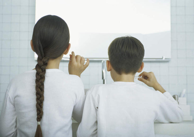 西方人,儿童,两个人,家庭,伙伴,朋友,站,举,横图,室内,白天,友谊,纯洁,镜子,卫生间,洗手间,欧洲,欧洲人,握,阴影,光线,水龙头,牙刷,影子,水池,拿,拿着,刷牙,两个,一个,小孩,背面,阳光,托,站着,温暖,温馨,一家人,辫子,可爱,童年,童趣,握着,单个,镜像,和睦,镜面,童真,烂漫,无邪,天真,友情,男孩,男人,男性,女孩,女人,女性,白种人,厕所,举起,举手,举着,向上举,向上伸,向上托,站立,半身,彩图,融洽,男生,女生