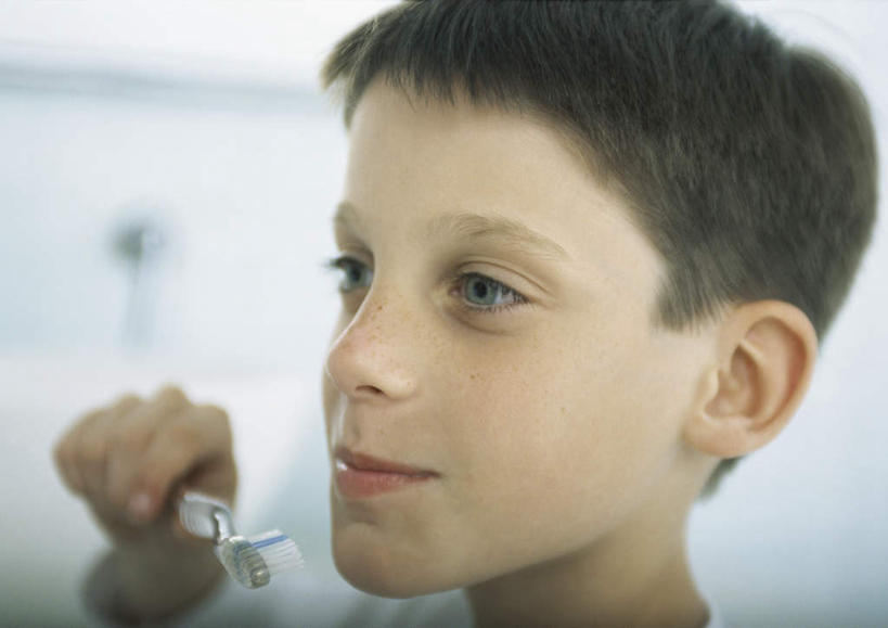 西方人,儿童,脸,头,脸颊,头发,一个人,站,笑,微笑,横图,室内,特写,白天,正面,纯洁,卫生间,洗手间,欧洲,欧洲人,仅一个男性,仅一个人,握,阴影,朦胧,模糊,光线,牙刷,影子,拿,拿着,注视,刷牙,一个,小孩,黄色,阳光,观察,看,站着,仅一个小孩,可爱,童年,童趣,握着,单个,观看,察看,关注,童真,烂漫,无邪,天真,男孩,男人,男性,白种人,孩子,头部,脸部,脸蛋,面部,厕所,站立,半身,彩图,男生