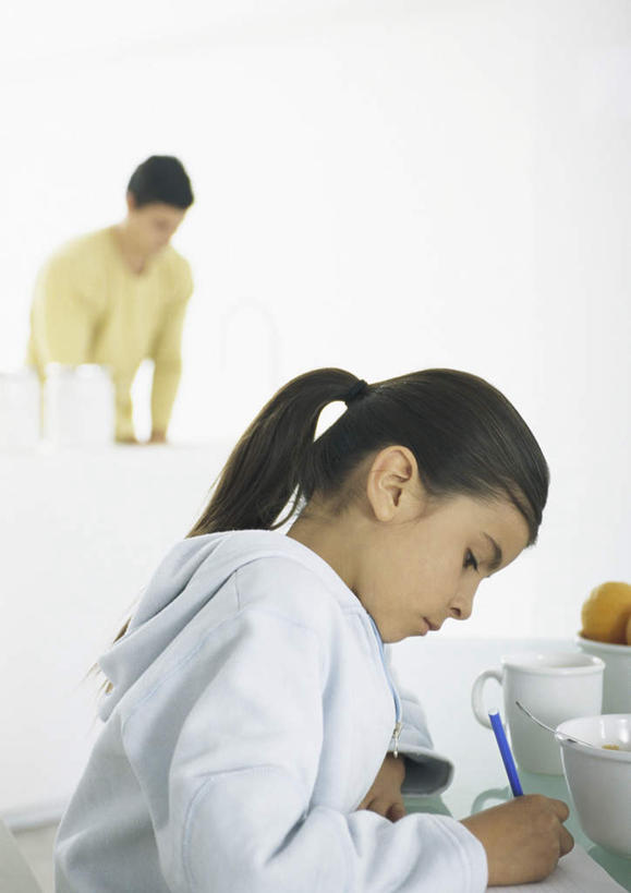 西方人,儿童,头发,两个人,家庭,父亲,女儿,客厅,站,坐,竖图,室内,白天,正面,纯洁,桌子,杯子,欧洲,欧洲人,握,写,服装,笔,办公桌,墙,办公用品,记事本,拿,拿着,注视,休闲装,墙壁,墙面,文具,两个,小孩,衣服,黄色,白色,本子,笔记本,水杯,学习用品,低头,观察,记录,看,站着,休闲,温暖,温馨,父女,一家人,休闲服,父爱,可爱,童年,童趣,握着,服饰,观看,文具用品,一支,和睦,察看,起居室,关注,童真,烂漫,无邪,天真,男人,男性,年轻男性,女孩,白种人,孩子,年轻人,茶杯,站立,坐着,半身,彩图,融洽,女生