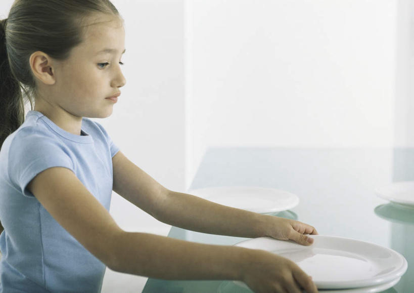 西方人,儿童,头发,一个人,客厅,站,笑,摸,微笑,横图,室内,白天,侧面,纯洁,桌子,餐具,欧洲,欧洲人,仅一个女性,仅一个人,抚摸,握,阴影,服装,光线,碟子,盘,影子,办公桌,拿,拿着,注视,休闲装,小孩,衣服,黄色,蓝色,阳光,盘子,碟,低头,观察,看,站着,仅一个小孩,休闲,休闲服,可爱,童年,童趣,握着,服饰,观看,察看,起居室,关注,童真,烂漫,无邪,天真,女孩,女人,女性,白种人,孩子,触摸,接触,站立,半身,彩图,女生