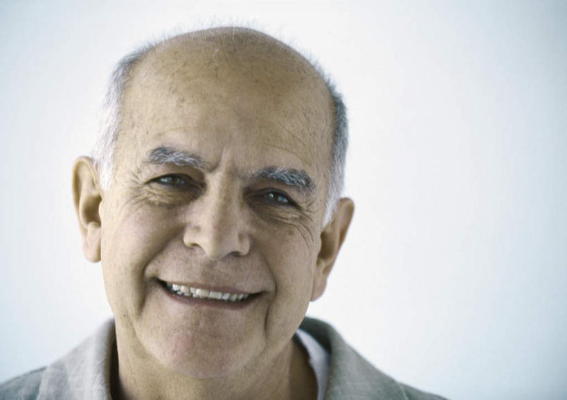 西方人,脸,头,脸颊,秃头,一个人,站,笑,微笑,露齿笑,横图,室内,特写,白天,白色背景,正面,欧洲,欧洲人,仅一个男性,仅一个人,阴影,光线,影子,注视,阳光,观察,看,站着,仅一个老年男性,摄影,影棚,观看,察看,关注,老年男性,男人,男性,白种人,头部,光头,无发,脸部,脸蛋,面部,站立,半身,彩图,影棚拍摄,拍摄