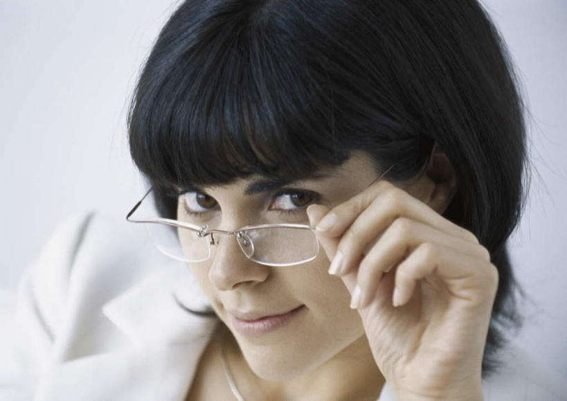 西方人,脸,头,脸颊,头发,一个人,商务人士,商务女性,坐,笑,摸,微笑,露齿笑,横图,俯视,室内,特写,白天,欧洲,欧洲人,仅一个年轻女性,仅一个女性,仅一个人,抚摸,握,阴影,灰色背景,套装,光线,眼镜,影子,拿,拿着,注视,衣服,黑色,阳光,观察,看,靠,靠着,倚靠,握着,摄影,影棚,观看,察看,倚着,关注,商务装,近视眼镜,工薪阶层,年轻女性,女人,女性,白种人,头部,脸部,脸蛋,面部,白领,上班族,触摸,接触,坐着,半身,彩图,高角度拍摄,影棚拍摄,拍摄