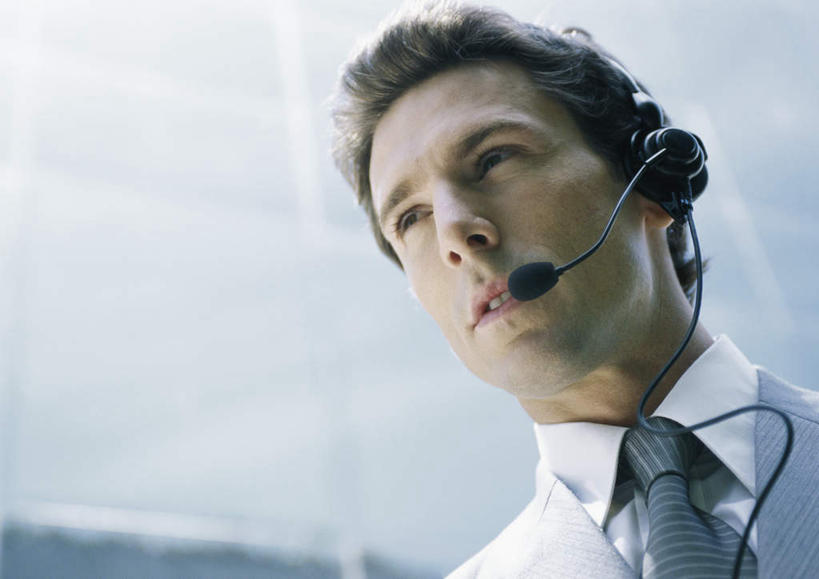 西方人,脸,头,脸颊,头发,一个人,商务人士,商务男性,站,笑,微笑,露齿笑,横图,室内,特写,白天,仰视,衬衫,欧洲,欧洲人,仅一个男性,仅一个人,阴影,套装,朦胧,模糊,光线,影子,墙,话务员,注视,墙壁,墙面,仅一个年轻男性,黄色,阳光,耳机,耳麦,话筒,观察,看,站着,观看,察看,麦克风,关注,商务装,工薪阶层,客服人员,电话销售,男人,男性,年轻男性,白种人,头部,脸部,脸蛋,面部,白领,接线员,上班族,站立,半身,彩图,低角度拍摄,衬衣