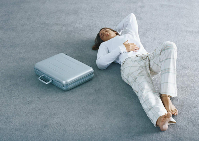 西方人,一个人,躺,横图,俯视,室内,白天,安全,欧洲,欧洲人,仅一个年轻女性,仅一个女性,仅一个人,箱子,保险箱,保护,保险,私密,年轻女性,女人,女性,白种人,躺着,彩图,高角度拍摄,全身