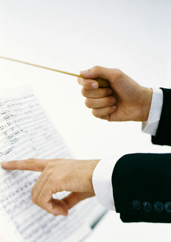 西方人,一个人,音乐家,站,竖图,室内,白天,白色背景,侧面,书籍,欧洲,欧洲人,仅一个男性,仅一个人,指,朦胧,模糊,乐谱,五线谱,指挥棒,音乐,拿,拿着,注视,方向,仅一个年轻男性,观察,看,手势,站着,摄影,影棚,观看,察看,指向,节拍,关注,音符,符头,符干,符尾,乐章,男人,男性,年轻男性,白种人,乐师,演奏家,音乐工作者,作曲家,站立,半身,彩图,影棚拍摄,拍摄