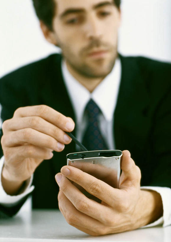 西方人,一个人,商务人士,商务男性,坐,打电话,竖图,室内,特写,白天,正面,衬衫,桌子,电话,手机,欧洲,欧洲人,仅一个男性,仅一个人,套装,笔,办公桌,领带,手写笔,拿,拿着,注视,通讯设备,仅一个年轻男性,观察,看,观看,察看,关注,商务装,触控笔,工薪阶层,触摸笔,触屏笔,电容屏笔,电容屏手写笔,交流,年轻男性,白种人,年轻人,白领,上班族,沟通,通话,坐着,半身,彩图,衬衣