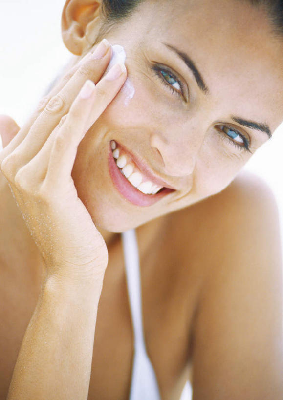 西方人,脸,头,脸颊,一个人,站,笑,摸,微笑,露齿笑,竖图,室外,特写,白天,正面,泳装,比基尼,欧洲,欧洲人,仅一个年轻女性,仅一个女性,仅一个人,抚摸,朦胧,模糊,注视,观察,看,站着,观看,察看,关注,乳霜,年轻女性,女人,女性,白种人,头部,脸部,脸蛋,面部,触摸,接触,站立,半身,彩图,三点式,泳衣