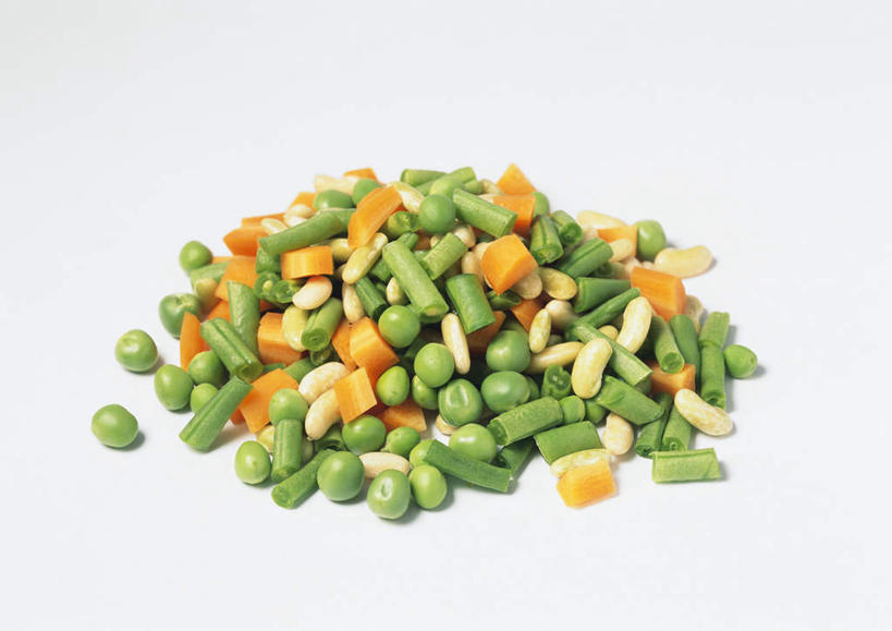 无人,横图,俯视,室内,特写,白天,白色背景,植物,餐桌,桌子,萝卜,胡萝卜,蔬菜,一堆,许多,堆叠,堆积,新鲜,豆类,豆子,豌豆,食品,切块,豆角,荷兰豆,豇豆,食物,黄色,摄影,有机食品,绿色食品,影棚,餐台,堆,羊角,雪豆,豆科,饭豆,寒豆,毕豆,麻累,国豆,小寒豆,麦豌豆,线豆,角豆,腰豆,长豆,带豆,江豆,裙带豆,青豆,红萝卜,甘荀,彩图,高角度拍摄,影棚拍摄,拍摄