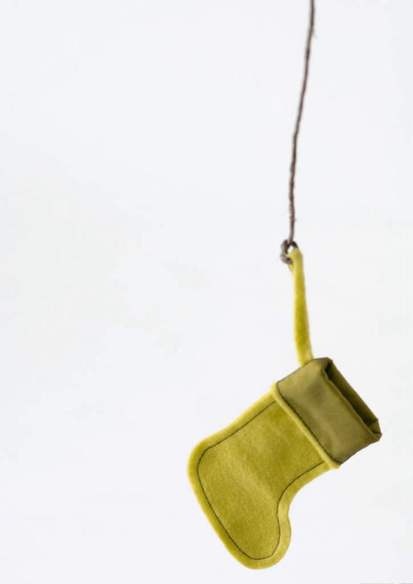 无人,竖图,俯视,室内,特写,白天,白色背景,静物,圣诞节,悬挂,节日,庆祝,装饰,文化,一个,绿色,庆典,摄影,影棚,单个,纪念,华丽,修饰,点缀,长筒袜,衬托,美观,雅致,雅观,彩图,高角度拍摄,影棚拍摄,拍摄