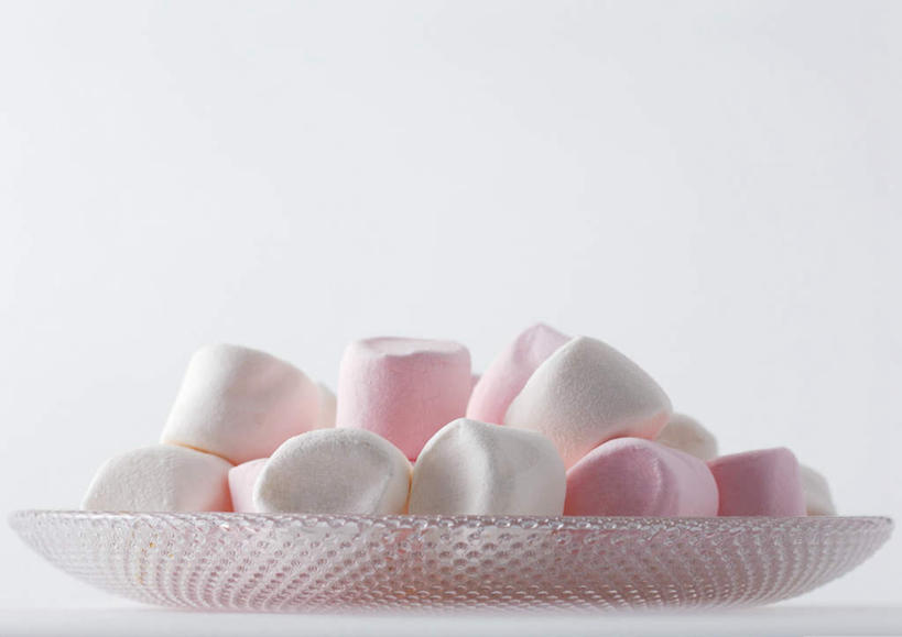 无人,横图,俯视,室内,特写,白天,白色背景,餐桌,桌子,餐具,碟子,盘,食品,糖,糖果,甜点,甜品,软糖,食物,粉色,白色,盘子,碟,甜食,摄影,影棚,餐台,彩图,高角度拍摄,影棚拍摄,拍摄