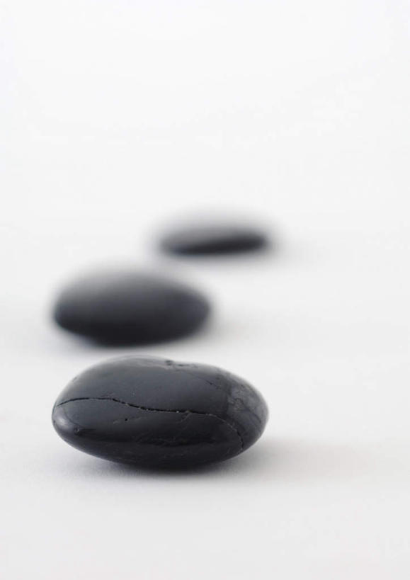 无人,竖图,室内,特写,白天,白色背景,正面,石头,美景,餐桌,桌子,静物,一排,朦胧,模糊,整齐,石子,景观,排列,三个,黑色,自然,景色,摄影,影棚,餐台,队列,自然风光,石块,岩石,彩图,影棚拍摄,拍摄