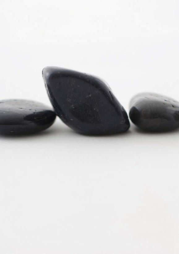 无人,竖图,室内,特写,白天,白色背景,正面,石头,美景,餐桌,桌子,静物,一排,朦胧,模糊,整齐,石子,景观,排列,三个,自然,景色,摄影,影棚,餐台,队列,自然风光,石块,岩石,彩图,影棚拍摄,拍摄