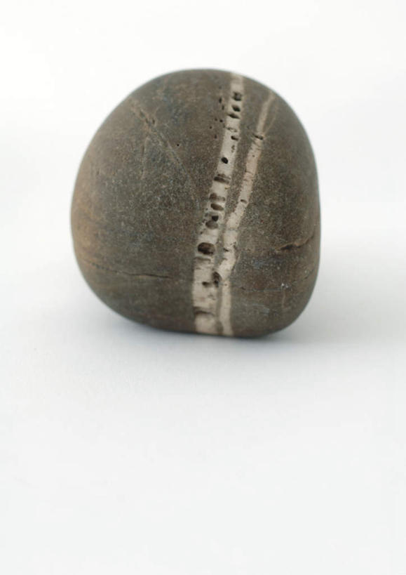 无人,竖图,室内,特写,白天,白色背景,正面,石头,美景,餐桌,桌子,静物,一排,朦胧,模糊,整齐,石子,纹理,景观,排列,一个,灰色,自然,景色,摄影,影棚,单个,餐台,队列,自然风光,肌理,石块,岩石,彩图,影棚拍摄,拍摄