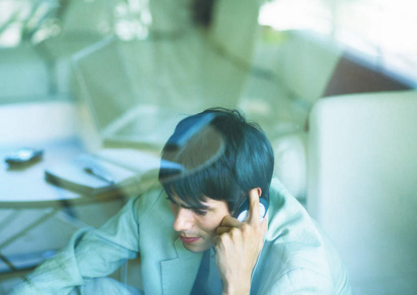 西方人,一个人,坐,横图,俯视,室内,白天,欧洲,欧洲人,仅一个男性,仅一个人,注视,仅一个年轻男性,观察,看,观看,察看,关注,男人,男性,年轻男性,白种人,坐着,半身,彩图,高角度拍摄