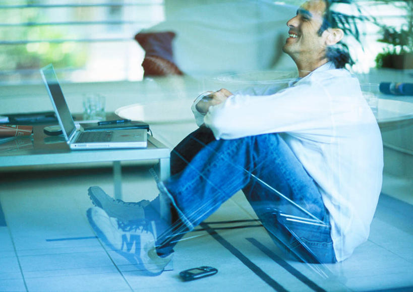 西方人,一个人,坐,笑,打电话,微笑,露齿笑,横图,室内,白天,侧面,电脑,笔记本电脑,电话,手机,欧洲,欧洲人,仅一个男性,仅一个人,网络,瓷砖,地砖,地面,注视,通讯设备,仅一个年轻男性,观察,看,观看,察看,无线,关注,通信设备,无线网络,无线上网,便携式电脑,交流,手提电脑,男人,男性,年轻男性,白种人,沟通,通话,坐着,彩图,全身