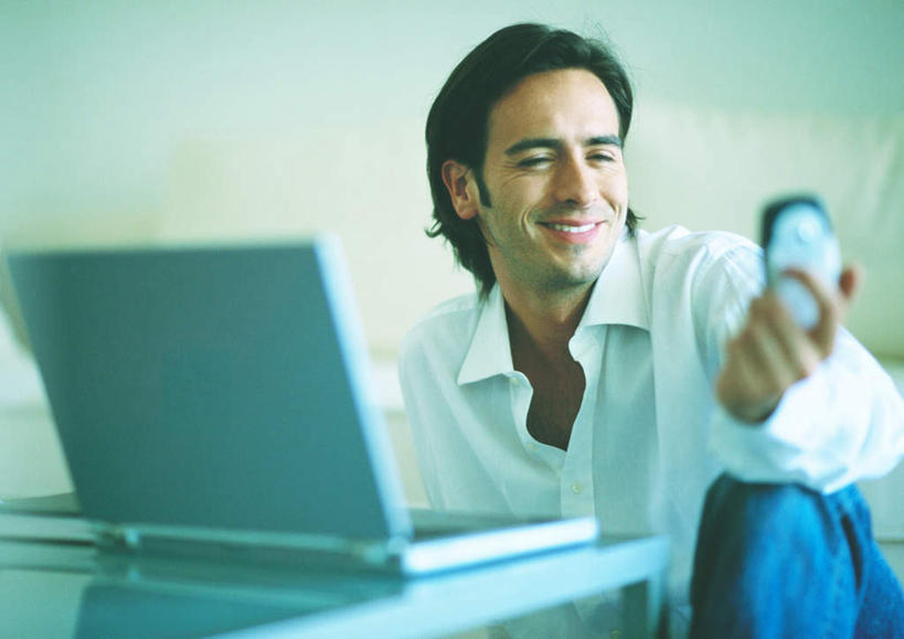 西方人,一个人,客厅,坐,笑,打电话,微笑,露齿笑,横图,室内,白天,正面,电脑,笔记本电脑,餐桌,沙发,桌子,电话,手机,欧洲,欧洲人,仅一个男性,仅一个人,朦胧,模糊,网络,墙,拿,拿着,注视,通讯设备,墙壁,墙面,仅一个年轻男性,观察,看,餐台,观看,察看,无线,起居室,关注,通信设备,无线网络,无线上网,便携式电脑,交流,手提电脑,男人,男性,年轻男性,白种人,沟通,通话,坐着,半身,彩图,皮沙发