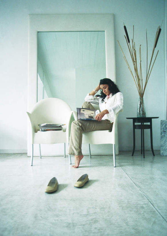 西方人,一个人,客厅,坐,竖图,室内,白天,正面,看书,阅读,书籍,欧洲,欧洲人,仅一个年轻女性,仅一个女性,仅一个人,撑,学习,墙,拿,拿着,托腮,注视,墙壁,墙面,书本,观察,看,托,读书,浏览,观看,察看,起居室,关注,托下巴,年轻女性,女人,女性,白种人,书,图书,坐着,彩图,全身