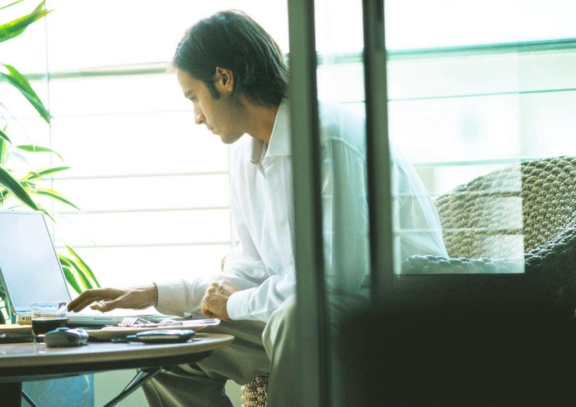 西方人,一个人,坐,横图,室内,白天,侧面,电脑,笔记本电脑,窗户,落地窗,阳台,桌面,桌子,欧洲,欧洲人,仅一个男性,仅一个人,敲打,网络,注视,输入,通讯设备,玻璃窗,仅一个年轻男性,打字,观察,看,观看,点击,敲击,察看,无线,关注,通信设备,无线网络,无线上网,便携式电脑,按键,手提电脑,男人,男性,年轻男性,白种人,坐着,半身,彩图