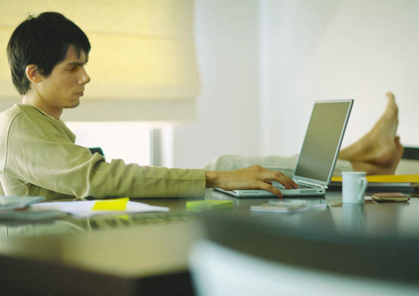 西方人,一个人,客厅,坐,横图,室内,白天,正面,电脑,笔记本电脑,窗帘,桌子,欧洲,欧洲人,仅一个男性,仅一个人,敲打,网络,办公桌,注视,输入,通讯设备,仅一个年轻男性,打字,观察,看,观看,点击,敲击,察看,无线,起居室,关注,通信设备,无线网络,无线上网,便携式电脑,按键,手提电脑,男人,男性,年轻男性,白种人,坐着,半身,彩图