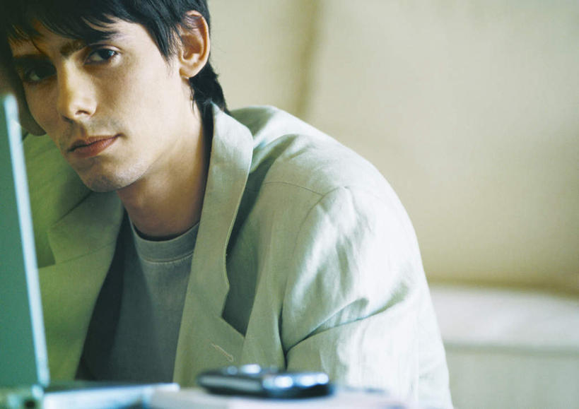 西方人,一个人,客厅,坐,笑,打电话,微笑,横图,室内,特写,白天,正面,电脑,笔记本电脑,沙发,桌子,电话,手机,欧洲,欧洲人,仅一个男性,仅一个人,网络,办公桌,注视,通讯设备,仅一个年轻男性,观察,看,观看,察看,无线,起居室,关注,通信设备,无线网络,无线上网,便携式电脑,交流,手提电脑,男人,男性,年轻男性,白种人,沟通,通话,坐着,半身,彩图,皮沙发