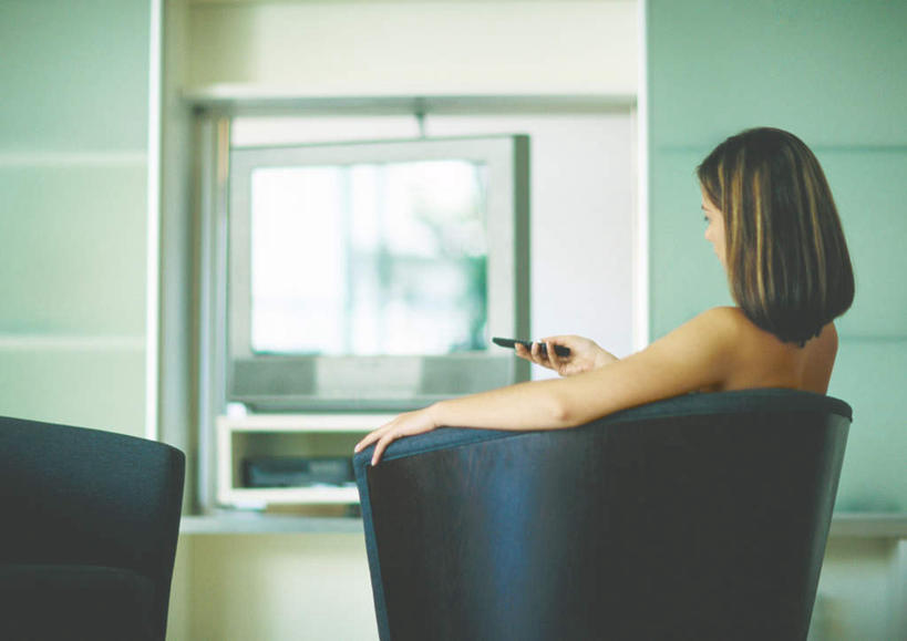 西方人,一个人,客厅,坐,横图,室内,白天,侧面,沙发,欧洲,欧洲人,仅一个年轻女性,仅一个女性,仅一个人,墙,拿,拿着,注视,墙壁,墙面,遥控器,观察,看,观看,察看,起居室,关注,年轻女性,女人,女性,白种人,坐着,彩图,全身,皮沙发