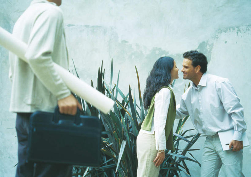 西方人,三个人,同事,商务人士,商务男性,商务女性,办公室,站,横图,室外,白天,正面,衬衫,成功,合作,团队,集体,信心,植物,欧洲,欧洲人,套装,包,公文包,盆栽,图纸,墙,领带,盆景,设计图,拿,拿着,注视,队伍,相视,墙壁,墙面,绿色,自然,观察,看,站着,面对面,生长,成长,公事包,观看,对视,察看,领导,成就,关注,相对,商务装,合伙,领袖,工程图,草图,蓝图,工薪阶层,相看,男人,男性,年轻男性,年轻女性,女人,女性,白种人,年轻人,白领,上班族,设计,站立,半身,彩图,衬衣