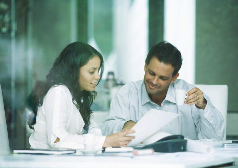 西方人,两个人,同事,商务人士,商务男性,商务女性,办公室,坐,说,横图,室内,白天,正面,衬衫,讨论,成功,合作,团队,集体,信心,窗户,桌子,杯子,欧洲,欧洲人,套装,材料,瓷器,档案,文件,办公桌,咖啡杯,领带,陶瓷制品,拿,拿着,注视,队伍,玻璃窗,资料,观察,看,观看,察看,领导,成就,关注,文档,瓷杯,商务装,合伙,领袖,工薪阶层,交流,男人,男性,年轻男性,年轻女性,女人,女性,白种人,年轻人,白领,上班族,沟通,讲话,交谈,商讨,说话,谈话,坐着,半身,彩图,衬衣