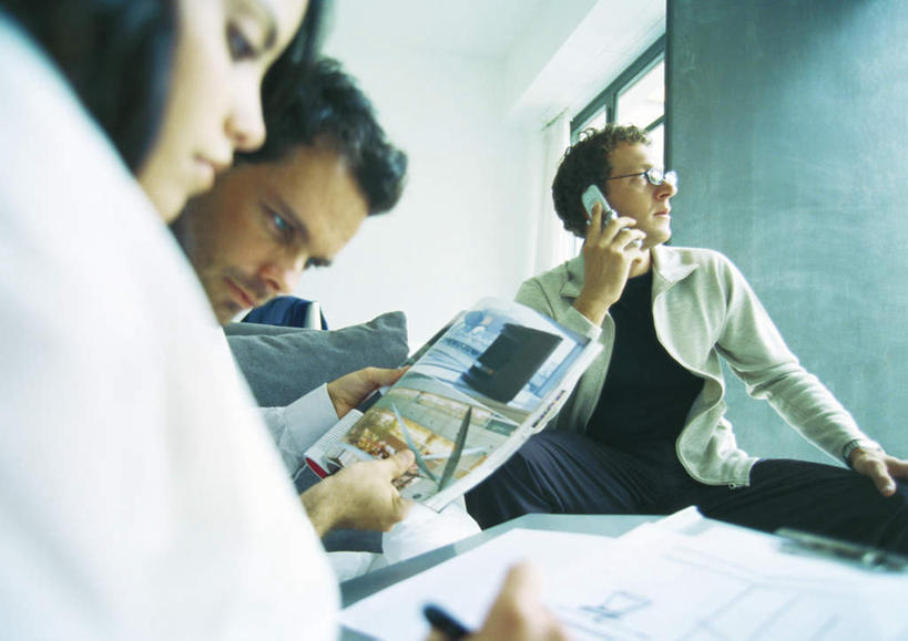 西方人,三个人,同事,商务人士,商务男性,商务女性,办公室,坐,打电话,横图,室内,白天,正面,衬衫,成功,合作,团队,集体,信心,窗户,桌子,电话,手机,欧洲,欧洲人,套装,材料,档案,文件,眼镜,办公桌,领带,拿,拿着,注视,通讯设备,队伍,玻璃窗,资料,观察,看,观看,察看,领导,成就,关注,文档,商务装,合伙,领袖,近视眼镜,工薪阶层,交流,男人,男性,年轻男性,年轻女性,女人,女性,白种人,年轻人,白领,上班族,沟通,通话,坐着,半身,彩图,衬衣