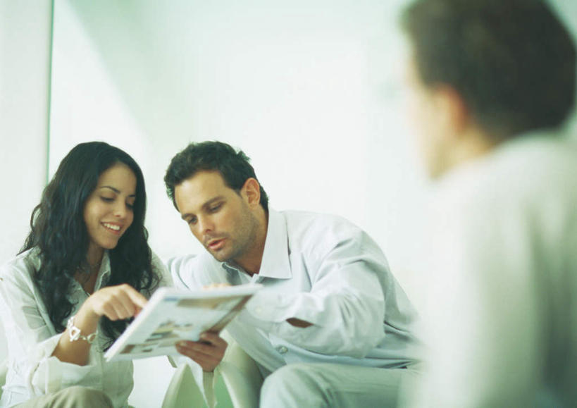 西方人,三个人,同事,商务人士,商务男性,商务女性,办公室,坐,笑,微笑,露齿笑,横图,室内,白天,正面,衬衫,成功,合作,团队,集体,信心,欧洲,欧洲人,套装,材料,档案,文件,领带,拿,拿着,注视,队伍,资料,观察,看,观看,察看,领导,成就,关注,文档,商务装,合伙,领袖,工薪阶层,男人,男性,年轻男性,年轻女性,女人,女性,白种人,年轻人,白领,上班族,坐着,半身,彩图,衬衣